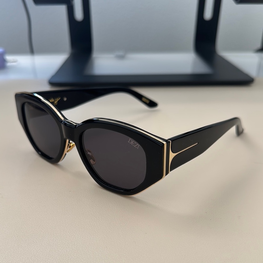 DEZI Charge It Sunglasses